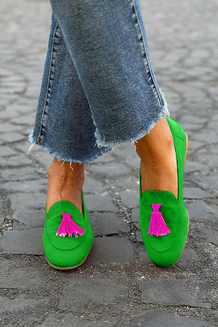 Abril | Mocasín Verde con Borlas Fucsias