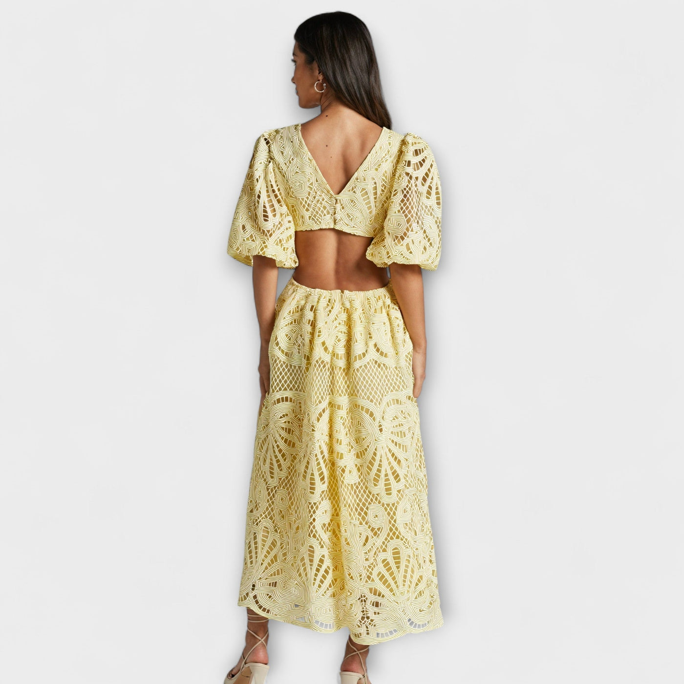 Vestido Elegante con Detalles Delicados